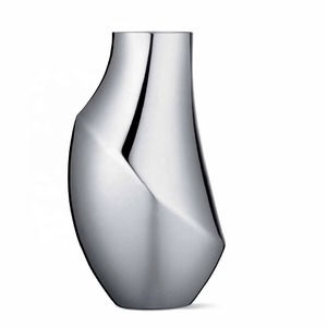 Vase à fleurs en aluminium argenté de luxe Pièce maîtresse élégante faite à la main pour fleurs fraîches fleurs artificielles et style à la maison - Product Image 2