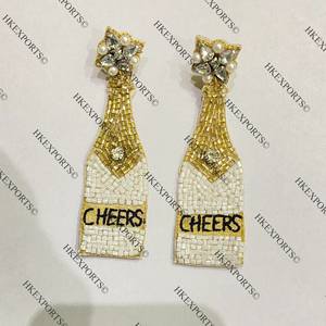 Pendientes hechos a mano elegantes con cuentas blancas para novia, joyería de boda personalizable, diseño colgante chapado en oro para novias, champán - Product Image 4