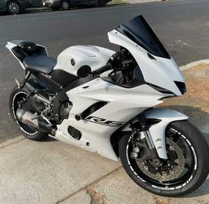 NUEVA YZF R6 2024, Motocicleta Deportiva de 599cc, 4-6 Velocidades, 117hp, Modelo de Motocicleta Todoterreno con Casco - Product Image 1