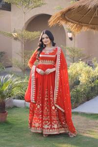 Robe de soirée en georgette effet fleuri avec broderie Zari et sequins, accompagnée d'un dupatta en georgette effet fleuri, ensemble prêt-à-porter. - Product Image 3