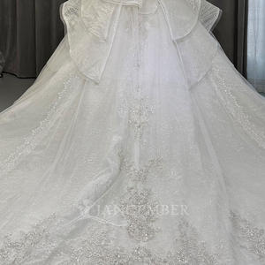 Robe de mariée moderne OY018 en tulle avec traîne chapelle, ornée de fleurs, de cristaux, de paillettes et de perles - Product Image 6