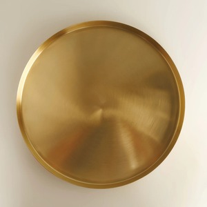 Suministro directo de fábrica, bandeja de servicio de aspecto atractivo de forma redonda hecha de latón con las mejores asas de agarre, suministros de cafetería De Hotel - Product Image 1