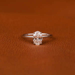 Anillo de compromiso chapado en oro sólido de 18 quilates de diamante creado en laboratorio de corte ovalado anillo de ajuste de solitario de moda de estilo clásico de lujo - Product Image 2
