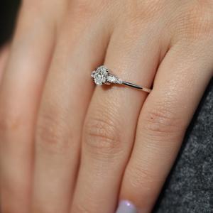 Anillo de compromiso de moissanita de corte ovalado de 8x6mm con piedras laterales en oro o plata | Joyería nupcial de boda - Product Image 4