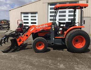 Tracteur à roues Kubota M62 4x4 rouge, chargeuse-pelleteuse agricole multifonctionnelle - Product Image 4
