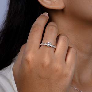 Bague de fiançailles classique solitaire SHREYA DIAM pour femme en argent 925 avec diamant de laboratoire taille brillant et pierres latérales en moissanite couleur D - Product Image 4