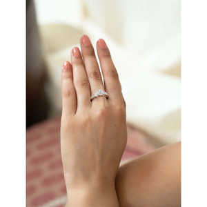 Anillo de diamante de plata solitario de 2 quilates adornado Anillo de diamante de plata solitario de 2 quilates elegante - Product Image 3