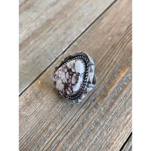 Bague en argent sterling faite à la main par Eddie Secatero, motif cheval sauvage et pierre naturelle sertie en clos, taille 9, pour usage quotidien - Product Image 4