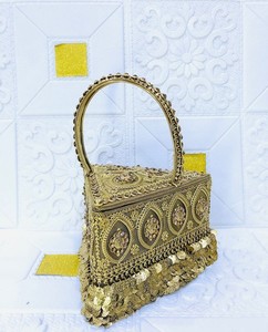 กระเป๋าคลัทช์ไข่มุกทำมือ Fusion Republik บุด้วยผ้าซาติน ปิดด้วยฝาปิด สายสะพายไหล่ ความจุ 1-1.9 ลิตร กระเป๋าออกงานแฟชั่น - Product Image 5