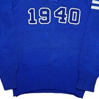 Cardigan unisexe en maille jacquard bleu et blanc avec logo lettre, col en V confortable et boutons recouverts, style sororité grecque, vente en gros