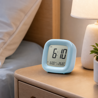 Jam Alarm Digital Huayang 6005 dengan Tampilan Suhu Layar LCD Besar Jam Meja Mini Bertenaga Baterai untuk Kamar Tidur di Samping Tempat Tidur.