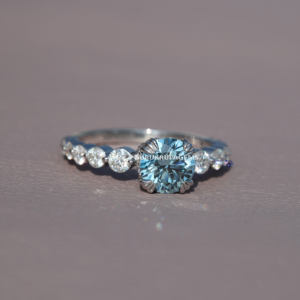 Anillo de Compromiso de Diseño para Mujer, con Diamante Clásico de Corte Brillante Redondo, Color Azul, Claridad VVS, Incrustado en Oro Blanco de 14 Quilates - Product Image 1