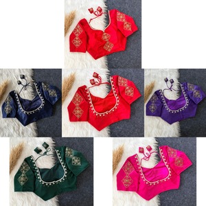 Magnifique haut court tissé pour mariage d'hiver, orné de broderies Zardosi faites à la main, de perles et de détails Kardana sur toute la surface. - Product Image 3