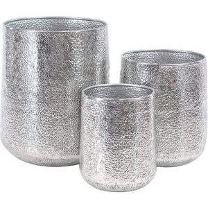 Luxueux vase à fleurs en métal doré au design martelé avec finition enduite de poudre sur support pour de superbes arrangements floraux dans la décoration intérieure - Product Image 4