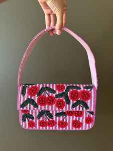 Bolso de Mano Informal con Cuentas de Vidrio Multicolores de MS Handicraft, Bolso de Mano Hecho a Mano en India con Forma Personalizada, Bolso Baguette - Product Image 4