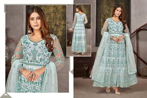 Robe longue pour femme en toile et tissu lourd, ornée de broderies en forme de diamant et de filet papillon, vente en gros - Product Image 3