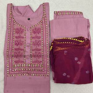 Notre nouveau catloge à trois pièces est un déjeuner avec un bel ensemble de Kurti à imprimé visqueux Pari pour un confort d'été à faible taux - Product Image 4