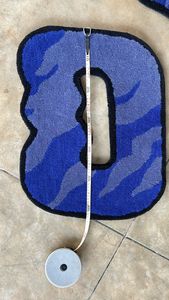 Alfombra moderna personalizada con forma de letra D, Camuflaje azul y negro, tejida de algodón con respaldo de látex para decoración de habitación - Product Image 2