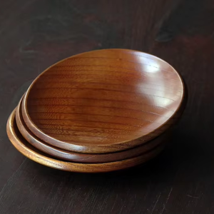 Assiette en bois fabriquée à la main en bois durable pour des expériences culinaires élégantes et écologiques par l'artisanat en croissant - Product Image 1