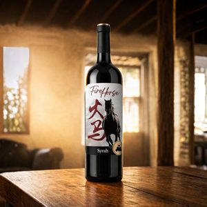 Fire Horse - Vino Rosso Invecchiato in Quercia |   100% Syrah 13% ABV 750ml |   Vino Rosso Spagnolo Invecchiato 4 Mesi in Botti di Quercia - Product Image 2