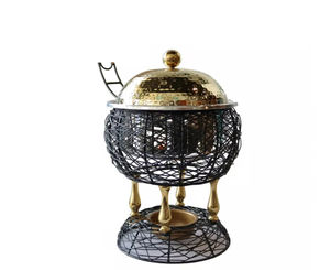 Plato de frotamiento dorado y negro de lujo con construcción de alta calidad, perfecto para agregar elegancia a las recepciones de hoteles y bodas - Product Image 1