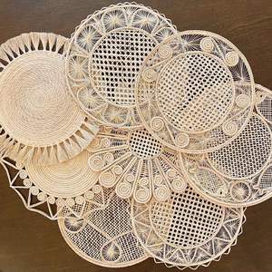 Set de table en macramé moderne, ajoutant une touche d'intérêt visuel, de chaleur naturelle et d'ambiance cosy aux espaces de repas quotidiens. - Product Image 1