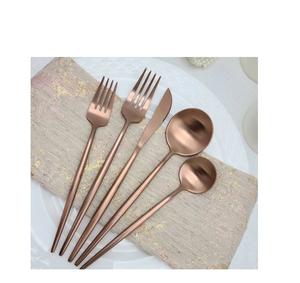 Élégant service de couverts en métal finition dorée design moderne et minimal en acier inoxydable parfait pour la table de maison de luxe - Product Image 5