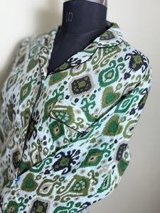 Camisa de algodón con estampado Ikat verde para mujer Camisa informal de algodón con estampado Ikat hecha a mano Estilo bohemio Estampado Ikat verde Manga larga - Product Image 4