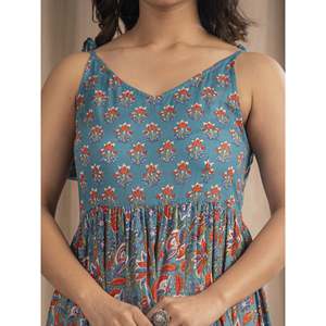 เดรสผ้าฝ้ายมัลมัลสีฟ้าทะเลสไตล์โบโฮ พิมพ์ลายด้วยมือ สายผูกไหล่ ทรงเอวธรรมชาติ ระบายอากาศได้ดี - Product Image 2