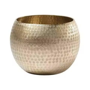 Vase en métal à finition antique Support floral rustique Pièce maîtresse élégante pour la décoration de la maison et de la table - Product Image 6