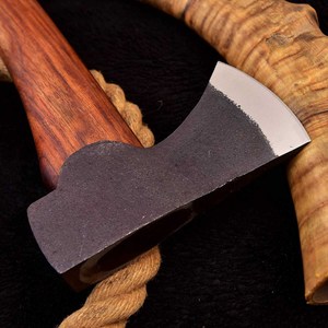 Hache en acier à haute teneur en carbone de qualité industrielle forgée à la main Travail du bois Camping et Bushcraft Hache Fourreau en cuir OEM personnalisé - Product Image 4