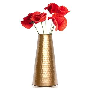 Le vase a une forme conique haute avec une ouverture étroite au sommet du vase est de couleur or qui touche luxueuse et moderne. - Product Image 1