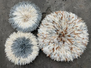 Ornement mural rond en fibre de bambou Art Déco bleu et blanc, plumes, bois, décoration intérieure, accent floral en peluche, luxe, toutes saisons - Product Image 6