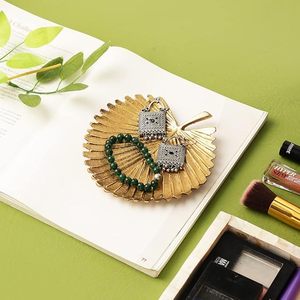 Bandeja de joyería de metal de diseño nuevo y de tendencia con acabado antiguo adecuado para exhibir pulseras, pendientes y relojes - Product Image 1