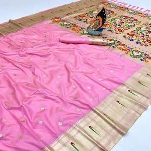 Sari en soie Paithani douce VASTRA COTTAGE avec motifs tissés en zari, pallu de paon riche en meenakari, bordure Munia et pièce de blouse en soie - Product Image 4