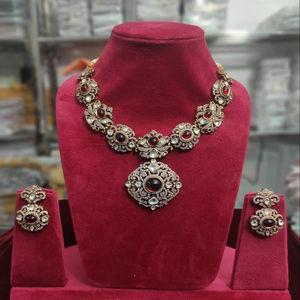 Ensemble de boucles d'oreilles collier Polki de créateur en laiton plaqué or mat bijoux de mariée pour anniversaire mariage fiançailles célébrations à la mode - Product Image 1