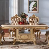 Table à manger en bois poli avec ensemble de chaises conçu pour les intérieurs brillants restaurants de luxe et hôtels élégants