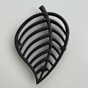 Dessous de plat en métal de style et de forme de feuille moulé à la main résistant à la chaleur Dessous de plat en métal de style et de conception classiques avec la couleur noire - Product Image 2