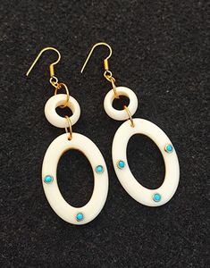 Boucles d'oreilles légères en résine époxy avec des couleurs de galaxie tourbillonnantes idéales pour les amoureux de l'espace et les déclarations de mode sur le thème cosmique - Product Image 5