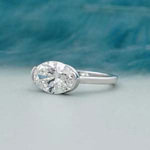 Bague de fiançailles élégante en or blanc avec diamant ovale East West serti demi-clos - Product Image 4