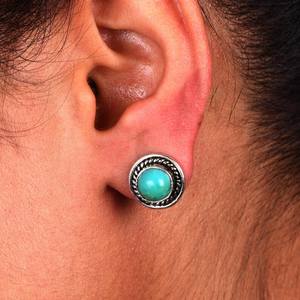 Boucles d'oreilles clous de luxe en argent sterling avec turquoise Kingman sertie clos, style bohème western, pour fêtes et cadeaux - Product Image 2