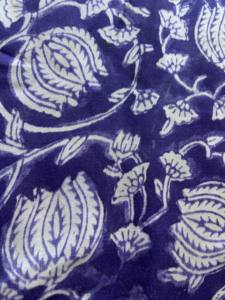 Tela de algodón estampada a mano en azul índigo con motivos florales de enredaderas |   Textiles Tradicionales Indios - Product Image 5