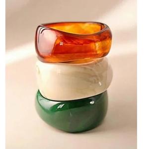 กำไลเรซิ่นแฟชั่นสุดฮิต สีสันสดใส ลายเรขาคณิต ขนาดใหญ่ ทรงสี่เหลี่ยมและทรงกลม สำหรับผู้หญิง มีจำหน่ายแล้ว - Product Image 1