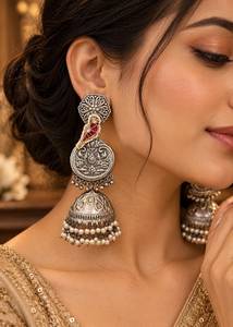 Magnifiques boucles d'oreilles longues pour femmes, ornées de détails en Kundan, de la marque Designer |   Boucles d'oreilles légères et tendance |   Bijoux ethniques élégants pour les fêtes - Product Image 3