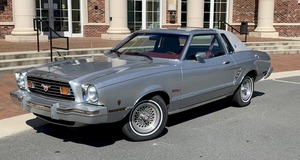 Impecable Estado, Ford Mustang II Ghia de 1975, Inmaculada - Product Image 3