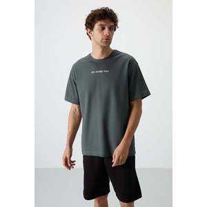เสื้อยืดพิมพ์ลายทรงโอเวอร์ไซส์สีกากีสำหรับผู้ชาย Air Jones ผ้าฝ้ายเนื้อหนา สไตล์ลำลองแนวสตรีทสำหรับใส่ในชีวิตประจำวัน - Product Image 1