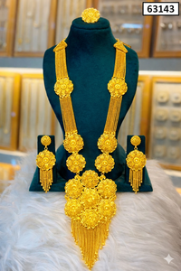 Ensemble de collier long en finition or de luxe avec pendentif rond design et boucles d'oreilles assorties 63135 - Product Image 6