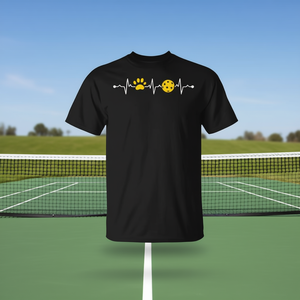 T-Shirt Promozionale con Design Battito Cardiaco e Zampa di Cane per Giocatori di Pickleball - Product Image 2
