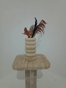 Vase incurvé en pierre de travertin élégant, design texturé artisanal, décoration minimaliste moderne, accent pour les pampas et la mise en scène florale - Product Image 6