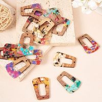 Boucles d'oreilles pendantes en bois de résine faites à la main dans des bijoux en cerceau plaqué or de style classique pour des occasions de fête